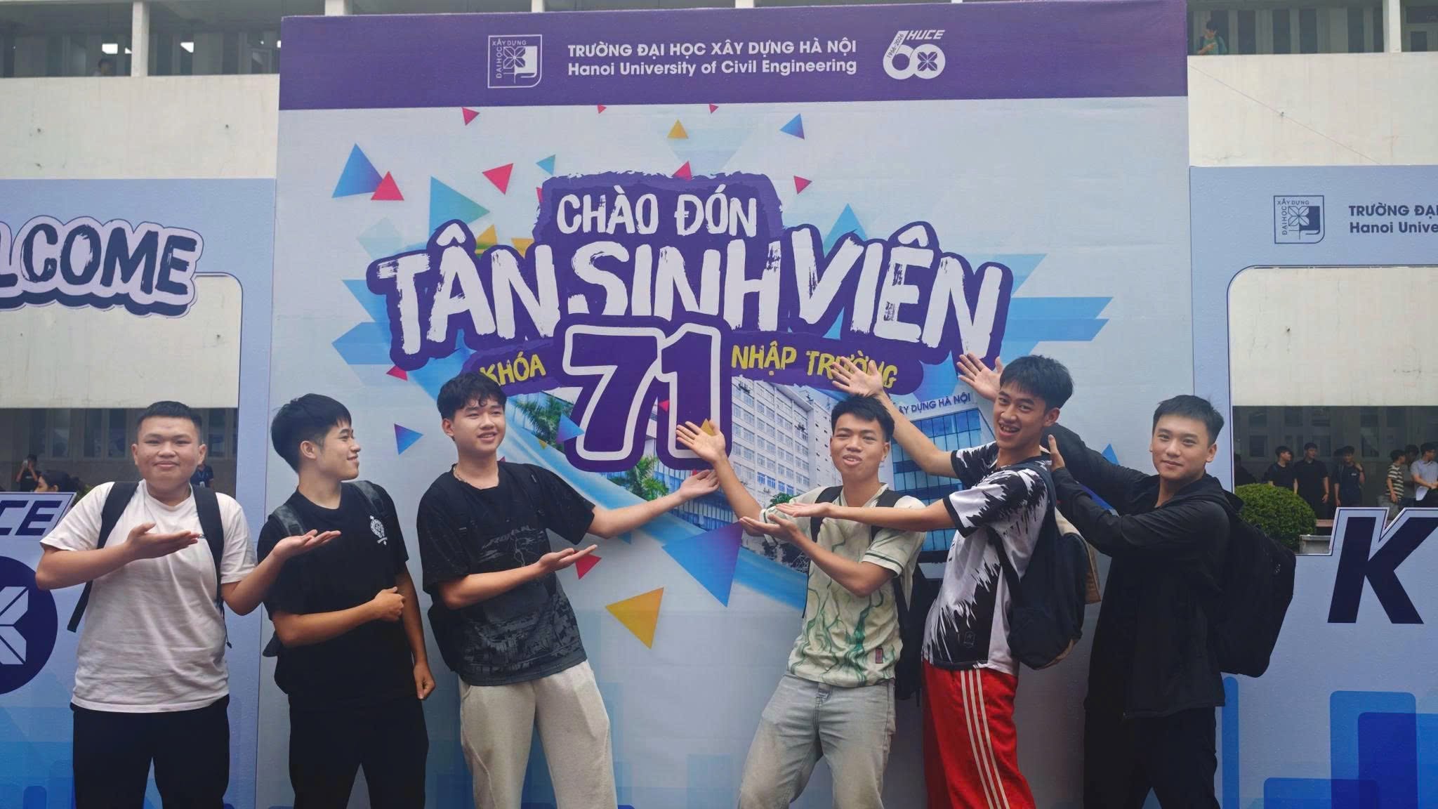 N GALLERY CHÀO ĐÓN TÂN SINH VIÊN K71 HUCE